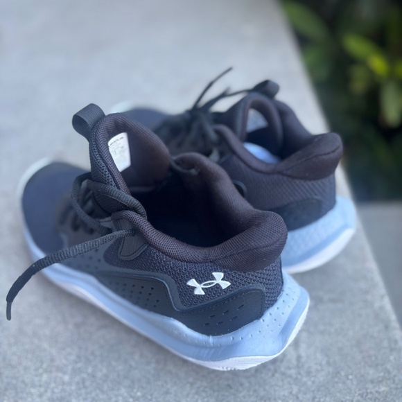 NWOT Under armour  7Y kids running shoes - Picture 2 of 6